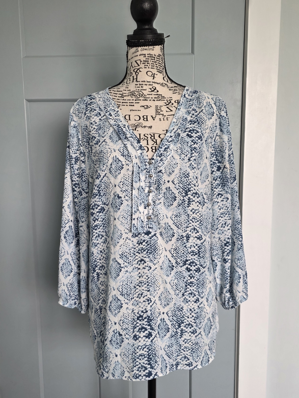 WHBM Blue Snake Print Plenitude Tunic Blouse Sz 14 Silver Button V-Neck Top
